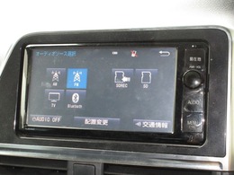 ナビゲーションはトヨタ純正SDナビ(NSZN-W64T)を装着しております。AM、FM、CD、DVD再生、Bluetooth、フルセグTVがご使用いただけます。初めて訪れた場所でも安心ですね！