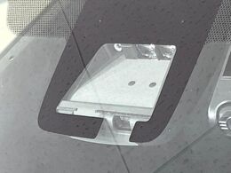 【トヨタセーフティセンス】走行中に前方の車両等を認識し、衝突しそうな時は警報とブレーキで衝突回避と被害軽減をアシスト。より安全にドライブをお楽しみいただけます。