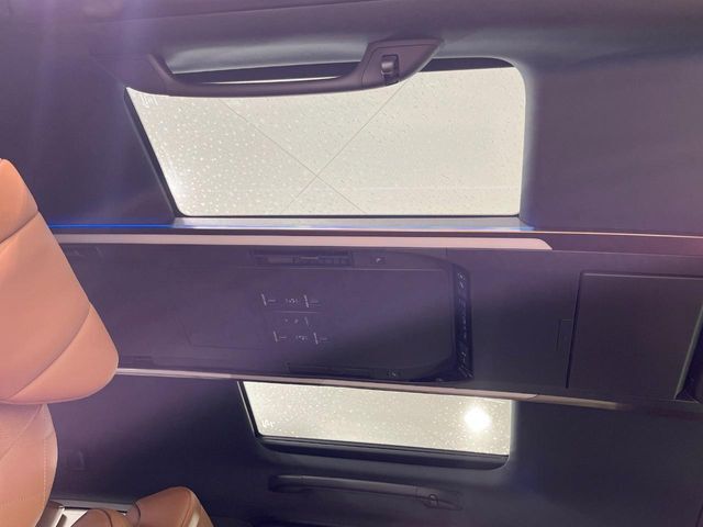 【ガラスルーフ】ガラスルーフ搭載で車内の解放感が一気にアップ！開放的なドライブをお楽しみいただけます。