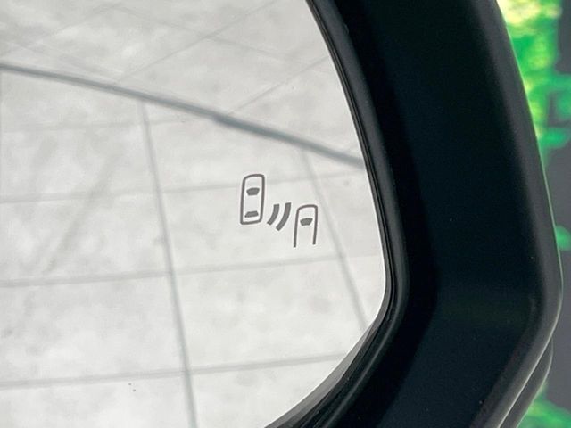【ブラインドスポットモニター】走行中、ドアミラーの死角になりやすい箇所に後続車が接近するとサイドミラーのレンズに警告を表示！ドライバーに注意喚起をしてくれます。