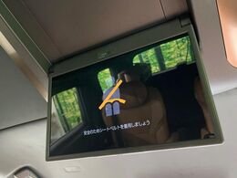 【フリップダウンモニター】大画面モニターで後席でもエンタメをお楽しみいただけます。小さなお子様にも大人気の装備です♪