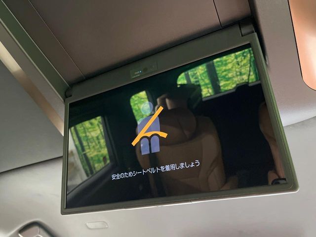 【フリップダウンモニター】大画面モニターで後席でもエンタメをお楽しみいただけます。小さなお子様にも大人気の装備です♪