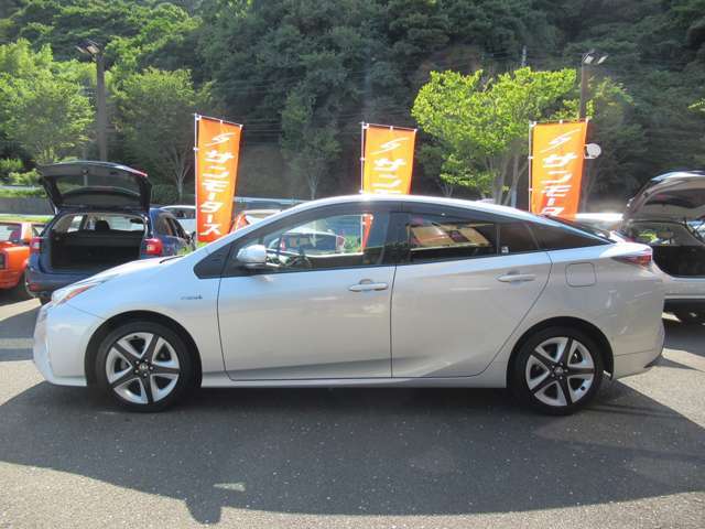大型車対応の鈑金整備工場にはフレーム修正機も完備しております。