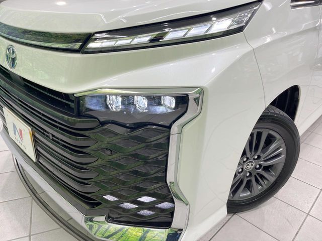 【LEDヘッドライト】悪天候や夜間走行時も良好な視界を確保し安心して運転できる高輝度LEDヘッドライトを装備！点灯速度が早く、消費電力も抑えられています。