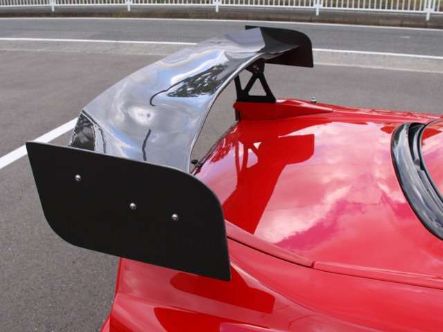 ウィングはサード製のサーキットスペック3DカーボンGTウィングが装着されています。翼端版はボディースタイルに合わせて、カーボン製ワンオフ製作されています。