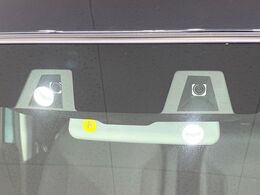 【スズキ　セーフティサポート】走行中に前方の車両等を認識し、衝突しそうな時は警報とブレーキで衝突回避と被害軽減をアシスト。より安全にドライブをお楽しみいただけます。