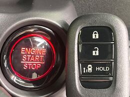 【Hondaスマートキー】カバンやポケットに入れたままでもドアの施錠・解錠が可能なスマートキーを装備。エンジンのオン・オフ時もカギを取り出す必要が無いからとっても便利です♪