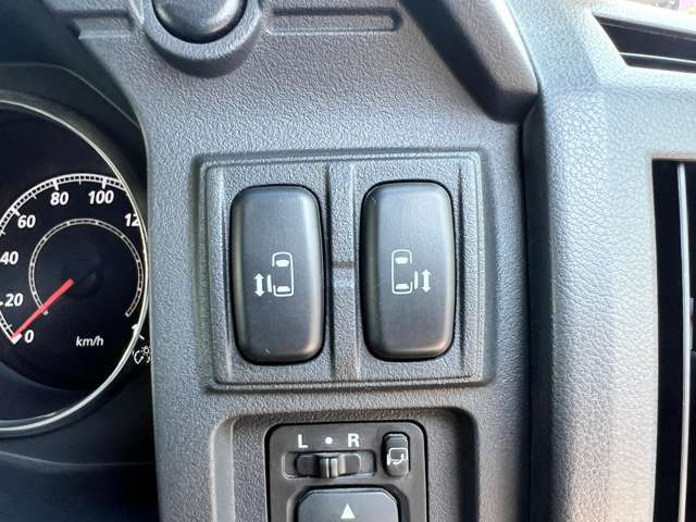 運転席側からも両側パワースライドドアのスイッチがあるので、ボタン一つで開閉出来ます♪