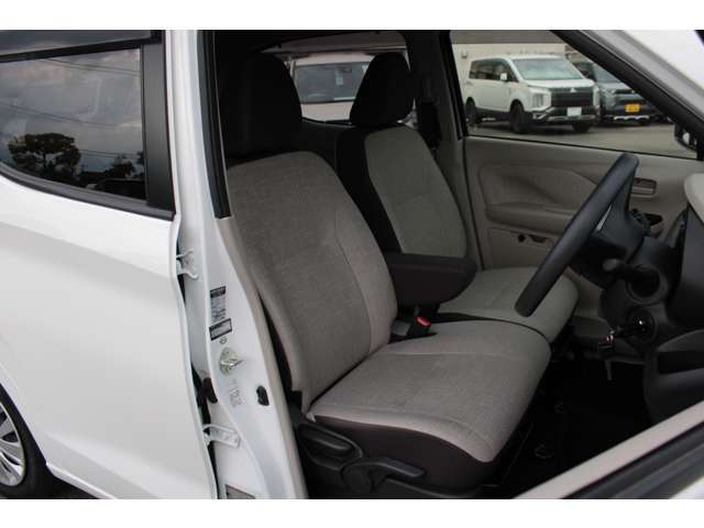 フロントベンチシートには、アームレスト装備ですのでドライブ中に疲れを和らげます。