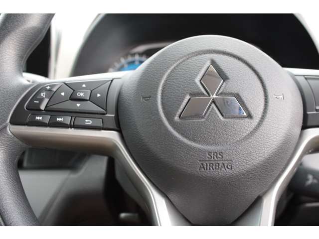 ステアリングには、オーディオリモコンや、ドライバーサポート機能の操作スイッチが備わっています。