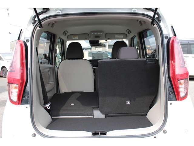 後席シートが5：5に分割となり乗車スペースも確保しながら長い荷物も積み込めます！