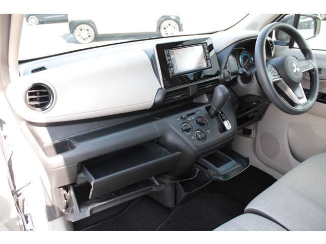 手の届く所に、便利な収納スペースがありますよ。