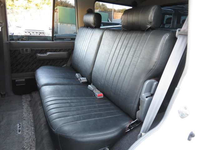 左右セパレート式のリアシートです！跳ね上げ式で様々なシートアレンジが可能です☆