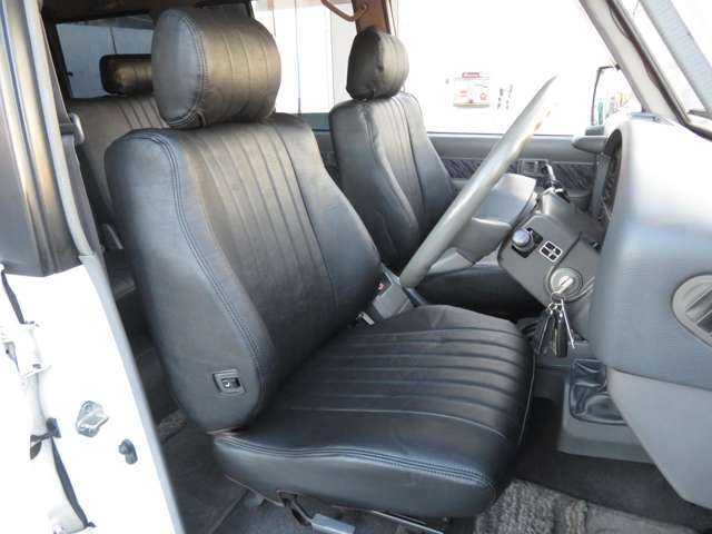 人間工学に基づき設計されたシートは、長距離の運転でも疲労が溜まりにくい構造となっております☆新品のシートカバーを装着しています♪これだけで車内の雰囲気もガラリと変わりますね！！