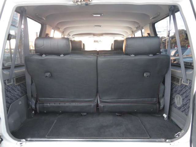 3列目を使用していても普段の買い物では困らない位の荷室スペースがあります☆