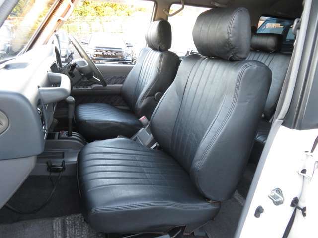助手席も新品シートカバーを付けています！車種専用設計なのでフィッティングもバッチリです☆合皮なので水拭きもOKですよ♪