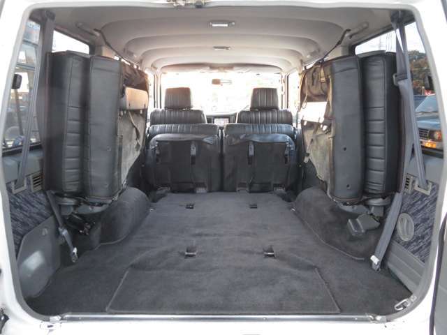 リアシートを倒せば荷室もここまで広くなります☆長さや高さのあるモノも大丈夫ですね♪アウトドアでもたくさんの荷物を載せられますよ！