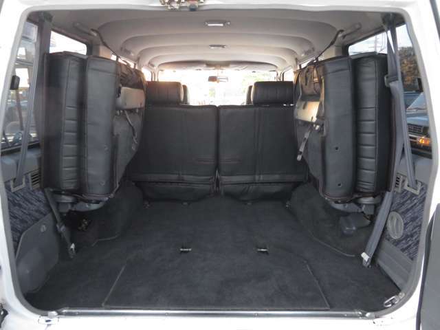荷室の広さも十分にあります☆普段使いでは十分すぎるくらいの荷室スペースがありますよ♪カーペットのダメージも少なくキレイです！
