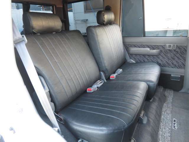 左右セパレート式のリアシートです！跳ね上げ式で様々なシートアレンジが可能です☆