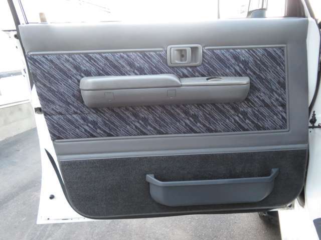 助手席内張り！☆こちらも大きなダメージがなくキレイな状態です！年式から考えるととてもキレイですよ♪