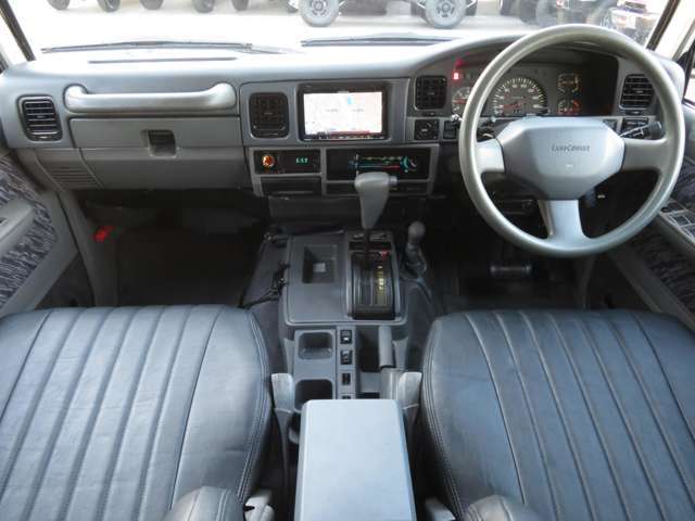 室内の広さも十分あります☆当店でクリーニング、艶出しコーティングも施工しておりますのでとてもキレイに仕上げております！