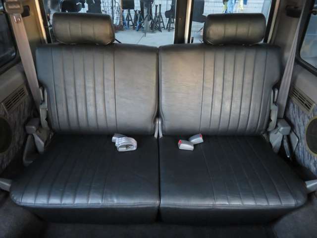 3列目のシートも新品シートカバーを装着しています☆乗車定員が5人超えるときには重宝しますよ♪いざという時にあると便利なシートです！