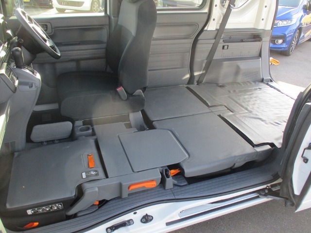助手席とリアシートはフラットに折りたたむことが可能です。助手席側からも、テールゲートからも、効率よく荷物の積み降ろしができます。