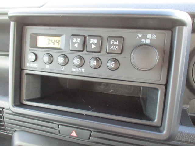 純正のAM/FMチューナーです。下段のポケットはスマートフォンなどを置く便利なスペースとして使えます。