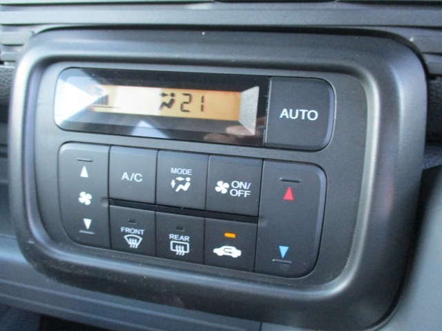 車内を快適な温度に保つフルオート・エアコンディショナーを装備しています。