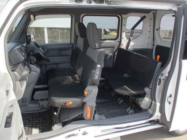 助手席側の左側面はセンターピラーがなく、ドアが大きく開きます。