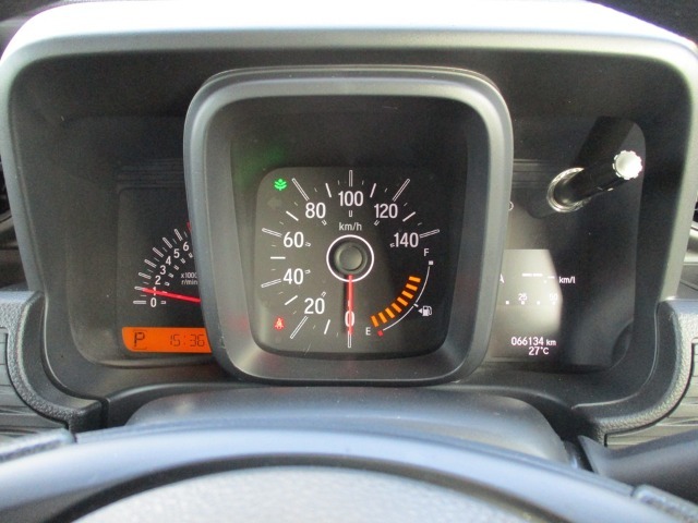 走行距離は【66,134km】です。右側はマルチインフォメーションディスプレイになっています。
