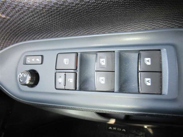 電動格納式ドアミラーがカギの開閉で格納したりします。