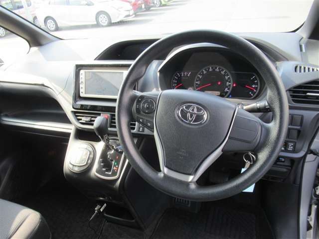 視界が広く、インパネシフトですっきりとした空間が運転がしやすく居心地が良い運転席です