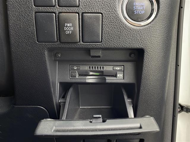 【ETC】有料道路を利用する際に料金所で停止することなく通過できる、ETC車載器（ノンストップ自動料金収受システム機器）が装備されています。セットアップを行うことで利用可能になります。