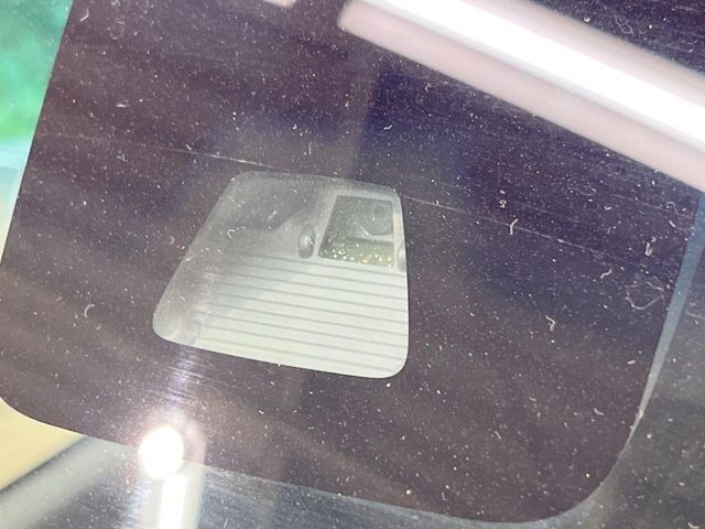 【スマートアシスト】走行中に前方の車両等を認識し、衝突しそうな時は警報とブレーキで衝突回避と被害軽減をアシスト。より安全にドライブをお楽しみいただけます。