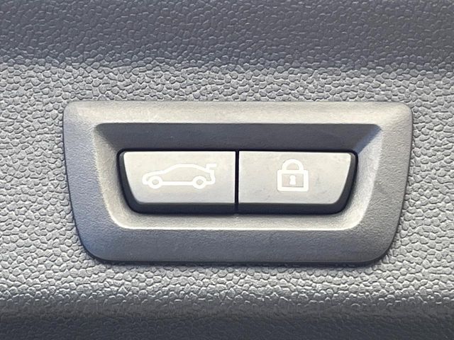 ●電動リアゲート：ワンタッチでリアゲートの開閉ができ、荷物などで両手が塞がっている状態でも簡単に開閉ができる便利機能です。