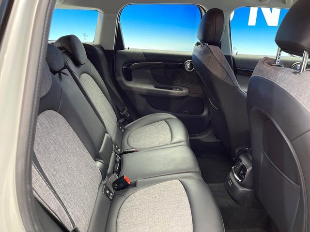 ●後部座席も気になるようなキズ・汚れやへたり等、大きなダメージはなく、良好な状態です。