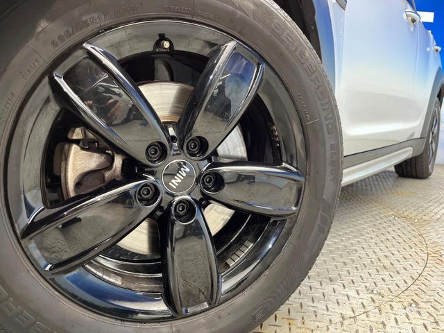 ●純正17インチアルミホイール：輸入車ならではの卓越した走りを支えるホイールと足回りです！日本車の走りに慣れている方にもぜひ体感して頂きたいほど、高いレベルでまとまっています！