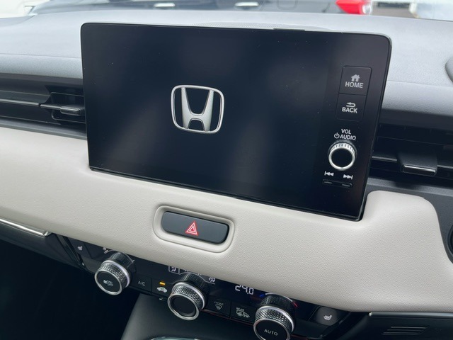 インテリアに馴染む純正ナビがついております。Honda自慢のインターナビは渋滞情報だけでなく天気情報、災害情報、安否情報など多彩な情報をご提供するHonda独自の「通信型ナビ」となっております。