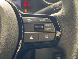 【アダプティブクルーズコントロール】高速道路での長距離走行が楽に！！自動で速度を保つクルーズコントロールが、衝突軽減システムと連携し、前方の車両を感知して車間を保つように速度調節してくれます！！