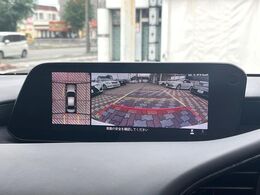 【360°ビューモニター】専用のカメラにより、上から見下ろしたような視点で360度クルマの周囲を確認することができます☆死角部分も確認しやすく、狭い場所での切り返しや駐車もスムーズに行えます。