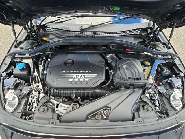 2L直列4気筒BMWツインパワー・エンジン。出力225kW〔306ps〕/5,000-6.250rpm（カタログ値）、トルク420Nm〔45.9kgm〕/1,750-4,500rpm（カタログ値）♪