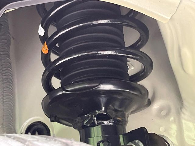 お車を安心してお乗りいただく為には、足回りの定期点検が欠かせません。サービスサポート（有償保証）では無料点検もご提供しており、安心のカーライフをお過ごしいただけるサポート体制が整っています。