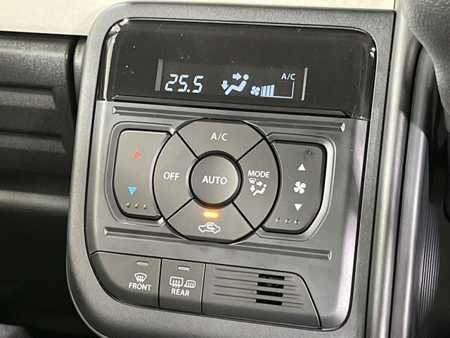 【オートエアコン】一度お好みの温度に設定すれば、車内の温度を検知し風量や温度を自動で調整。暑い…寒い…と何度もスイッチ操作をする必要はありません。快適な車内空間には必須の機能ですね♪