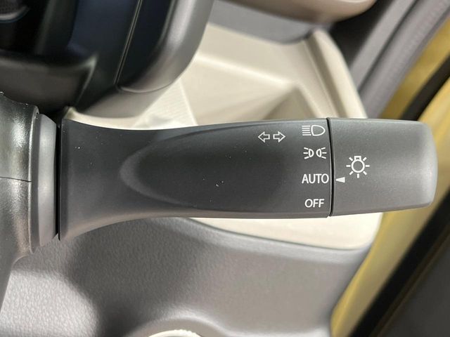 【オートライト】周りの明るさに応じて自動でヘッドライトの点灯・消灯ができる機能です！ライトの付け忘れ・消し忘れなどが無くなり、雨の日や夕方の走行も安心！トンネル通過時も便利ですね♪