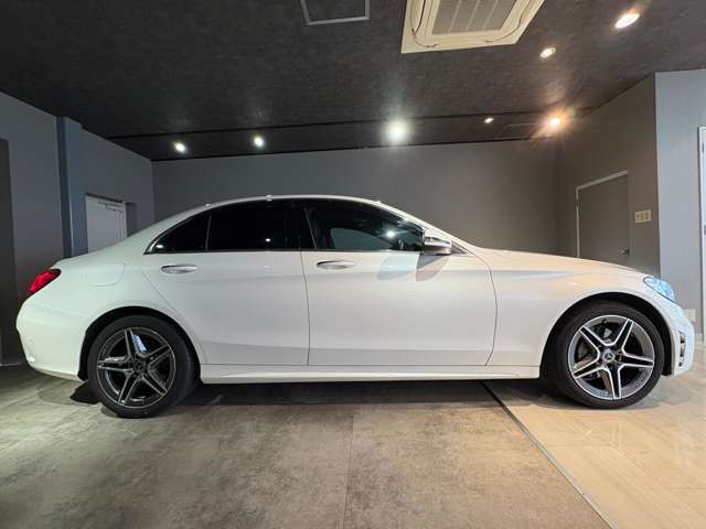 【Hangarage】は、行きつけの場所、たまり場、ガレージ、車庫、修理工場を意味し、大手ではできない顧客一人一人にあったサービスを提供し、顧客とともに愉しめる空間をつくっていきたいと考えております。