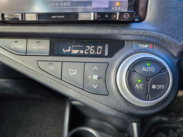 一度お好みの温度に設定すれば、車内の温度を検知し風量や温度を自動で調整。暑い…寒い…と何度もスイッチ操作をする必要はありません。快適な車内空間には必須の機能ですね。