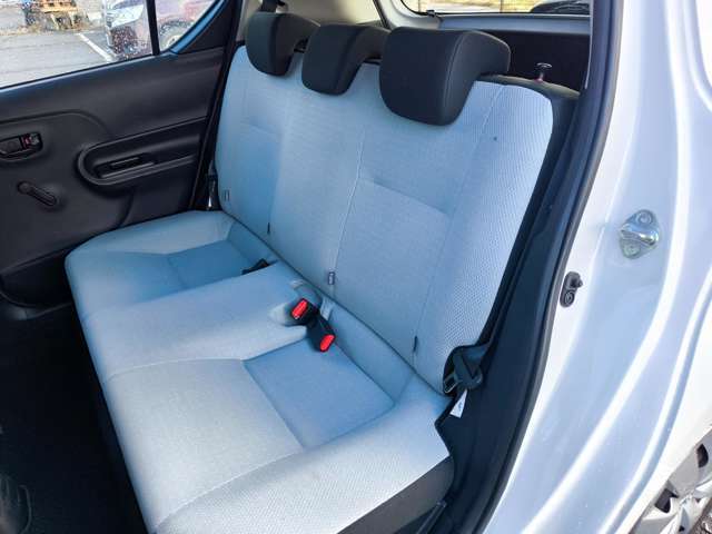 リアシートも足元広々ゆったりと座れますから、長距離ドライイブも楽しめますよ！