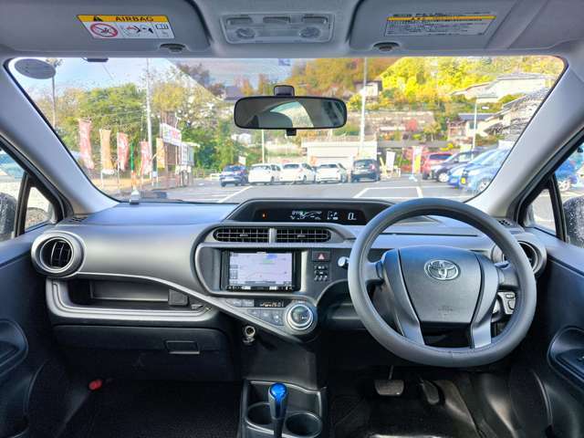 フロントガラスが大きくて前方視認性も良好です。操作系スイッチ類も使いやすく配置されています。