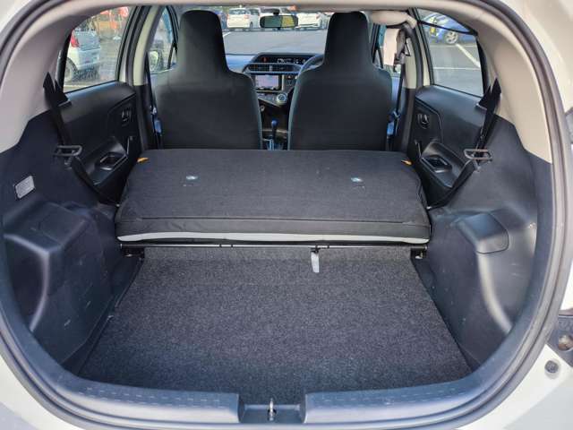 後部座席を倒すとこんなに広いスペースが現れます、急な荷物や大きな荷物にも対応できますね！